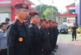 Personel Lapas Cilegon saat apel kesiapsiagaan jelang nataru di Kanwil Kemenkumham Banten, Jum'at (8/12)