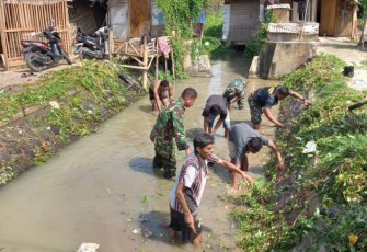 Intensifkan pembersihan sampah di aliran sungai di Kampung Dukuh, Senin (11/12)