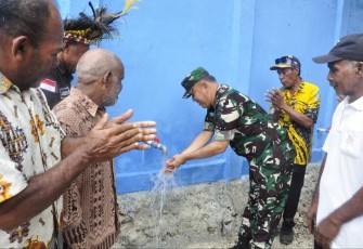 Danlanud Manuhua Marsma TNI Yostariza saat membuka kran air hasil pembangunan ground tank saluran air bersih program nasional Bakti Papua 2023 di kampung Samau, Distrik Biak, Kabupaten Biak Numfor, Kamis (14/12)