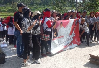 Relawan Jari Tangan Ganjar - Mahfud usai acara senam bareng di kawasan desa wisata Girilayu, Matesih, Karanganyar, Minggu (17/12/2023)
