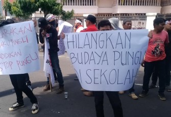 Sejumlah Massa Aksi GAKI Blitar Unras di Depan Gerbang Sisi Barat Kantor Kejaksaan Negeri Blitar