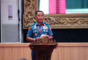 Irjen TNI Letjen TNI (Mar) Suhartono saat membacakan amanat Panglima TNI Jenderal TNI Agus Subiyanto pada Rakor Staf Ahli yang  mengambil tema "Peran Staf Ahli Dalam Pengambilan Keputusan" bertempat di Aula Gatot Subroto, Mabes TNI, Cilangkap, Jakarta Timur, Selasa (19/12/2023).