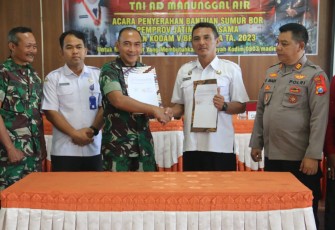 Kasdim 0803/Madiun Mayor Inf Tomy Fedi Anugrahan saat menyerahkan bantuan sumur bor 