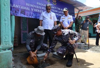 Peletakan batu pertama pembangunan renovasi rumah karya bakti TNI AL di Kabupaten Tulungagung 