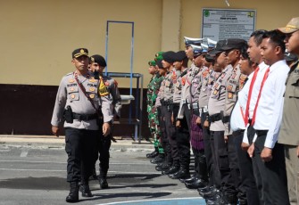 Wakapolres Ngada Kompol Mei Charles Sitepu saat pengecekan apel gelar pasukan pengamanan Nataru 2024