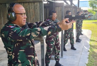 Latihan menembak personel Lanud Manuhua Biak
