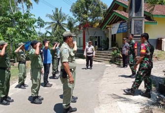 Latihan baris berbaris anggota linmas di wilayah desa binaan 
