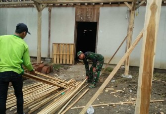 Gotong royong bantu rehab rumah warga desa binaan 