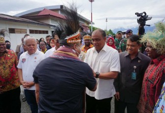 Pangdam XVIII Mayjen TNI Ilyas Alamsyah saat menyambut Kapolda Papua Barat 
