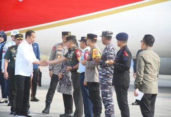 Danrem 083/Bdj Kolonel Inf Jamaludin, SH., saat menyambut kedatangan presiden Joko Widodo di bandara Internasional Banyuwangi, Rabu (27/12)