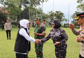 Danlanal Malang Kolonel Laut (KH/W) Rinanda Sintasari saat menyambut kedatangan Gubernur Jatim 
