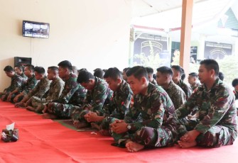 Doa bersama prajurit Satgas Yonif 645/Gty di perbatasan 