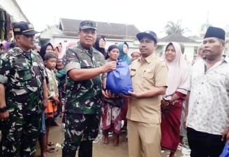 Pangdam V Brawijaya Mayjen TNI Farid Makruf saat memberikan bantuan korban terdampak banjir di Kabupaten Bangkalan, Minggu (1/1)