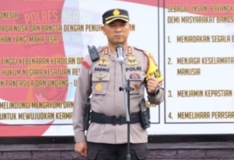 Kapolres Ngada AKBP Padmo Arianto saat memberikan pengarahan personelnya. Senin (2/1)