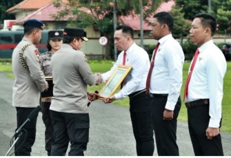 Kapolda Jatim Irjen Pol Toni Harmanto saat memberikan pengarahan, Senin (2/1)