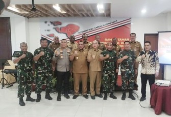 Pangkoarmada III Laksamana Muda TNI Irvansyah saat foto bersama jajaran Forkopimda Provinsi Papua Barat Daya, Senin (2/1)