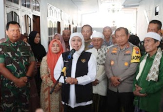 Gubernur Jatim Khofifah Indar Parawansa saat memberikan keterangan pers di Kabupaten Sampang, Senin (2/1)