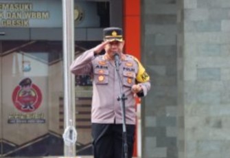 Kapolres Gresik AKBP Mochamad Aziz saat pimpin apel pagi, Senin (2/1)