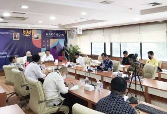 Dirjen Perhubungan Darat Amirulloh saat memimpin rapat