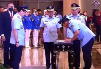 Menkumham RI Yasonna H Laoly saat lantik Dirjen Imigrasi Silmy Karim di Jakarta, Rabu (4/1)