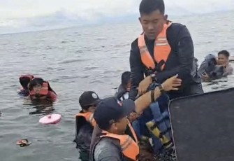 Prajurit TNI AL evakuasi penumpang speed boat 