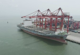 Kapal MV Wan Hai 323 saat sandar di pelabuhan Belawan Medan