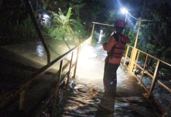 Petugas BPBD Kabupaten Tegal saat memantau ketinggian air sungai