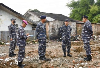 Kadisfaslanal Laksma TNI Eko Sunarjanto saat tinjau lokasi kebakaran 