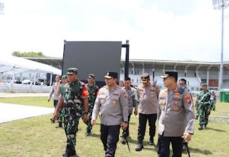 Kapolda Jatim Irjen Pol Toni Harmanto saat pengecekan kesiapan pengamanan kunker Presiden Jokowi di Banyuwangi, Senin (9/1)