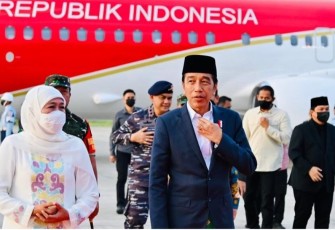 Presiden Joko Widodo tiba di tiba di Bandar Udara Internasional Banyuwangi, Kabupaten Banyuwangi, Provinsi Jawa Timur pada Senin, 9 Januari 2023