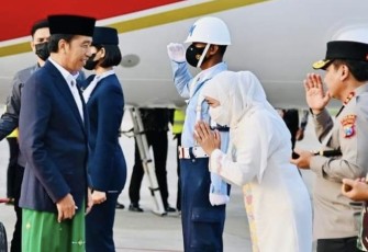 Kapolda Jatim Irjen Pol Toni Harmanto bersama forkopimda Jatim saat menyambut kedatangan Presiden Jokowi di Bandara Blimbingsari Kabupaten Banyuwangi, Senin (9/1)