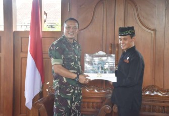 Dandim 0803/Madiun Letkol Inf Meina Helmi saat menerima cenderamata Ketum IKPSI