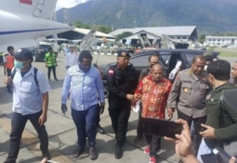 Lukas Enembe (baju batik merah) saat ditangkap Tim Penyidik KPK di Papua. Selasa (10/1)