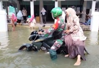 Babinsa tak segan terjang banjir demi masyarakat 