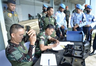 Pemeriksaan senjata personel lanud Sultan Hasanuddin, Rabu (11/1)
