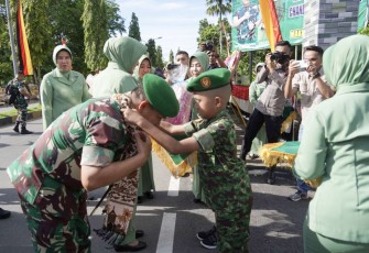 Pangdam I/BB Mayjen TNI Achmad Daniel Chardin saat pengalungan selendang selamat datang di Kodim 0311/Pessel, Selasa (10/1)