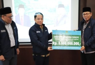 Dirjen Bimas Islam Kamaruddin Amin serahkan bantuan untuk penyintas gempa Cianjur di kantor pusat Kemenag, Jakarta, Rabu (11/1)