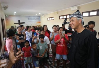 Ganjar Pranowo bersama anak-anak pengungsi banjir 