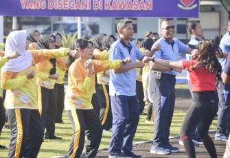 Danlanud Husein Sastranegara Kolonel Pnb I Gusti Putu Setia saat olahraga bersama Yasarini dan Guru Sekolah Angkasa, Sabtu (14/1)