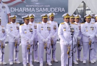 Kasal Laksamana TNI Muhammad Ali saat memberikan keterangan pers usai upacara peringatan Hari Dharma Samudera Tahun 2023 diatas geladak KRI Banda Aceh 593, Senin (16/1)