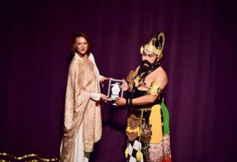 Ketua Regional Asia Pasifik UNESCO Christina Cojocaro saat memberikan apresiasi kepada Panglima TNI Laksamana Yudo Margono atas terselenggaranya pagelaran Wayang Orang 