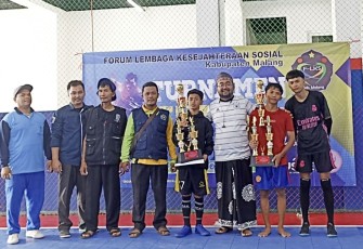 Ketua Forum LKSA Jawa Timur Habib Asyik Maulana, saat foto bersama pemenang Turnamen Futsal, Malang, Rabu (18/1)
