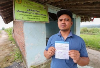 Suwarji petani di desa Wonosoco Undaan Kudus saat menerima klaim asuransi 