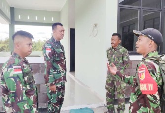 Dansatgas Yonarmed 19/105 Trk Bogani Letkol Arm Edi Yulian Budiargo saat menerima paparan pembangunan pos pantas baru, Sabtu (21/1)