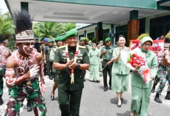 Tradisi pelepasan Danrem 181/PVT Brigjen TNI Wawan Erawan 