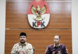 Menag Yaqut saat konferensi pers di gedung KPK Jakarta 