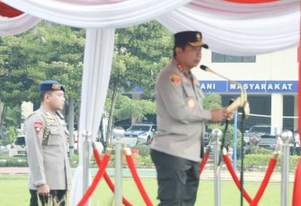 Kapolda Jatim Irjen Pol Toni Harmanto saat membacakan amanat Kapolri dalam HUT Satpam ke- 42