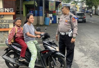 Personel Satlantas Polres Batu saat memberikan teguran simpatik pengendara motor 