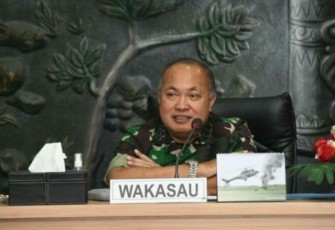 Wakasau Marsdya TNI Agustinus Gustaf Brugman saat memberikan pengarahan di lanud Abdulrahman Saleh 