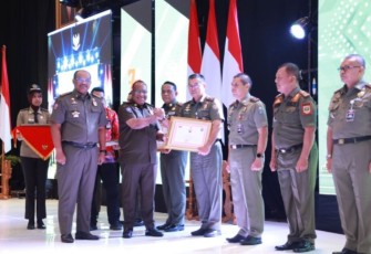 Wamendagri Jon Wempi Wetipo saat memberikan penghargaan 